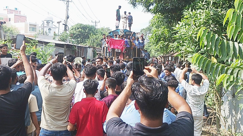 ভৈরবকে জেলা ঘোষণার দাবিতে ট্রেন আটক, ছাত্র-জনতার আন্দোলনে অচল রেলপথ...