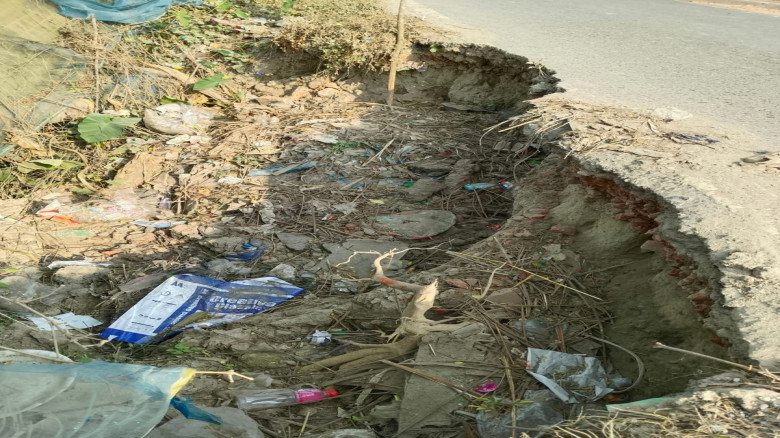 কানসাট–ভোলাহাট সড়কে চলাচলে চরম ভোগান্তি: বড় ধরনের দুর্ঘটনার 