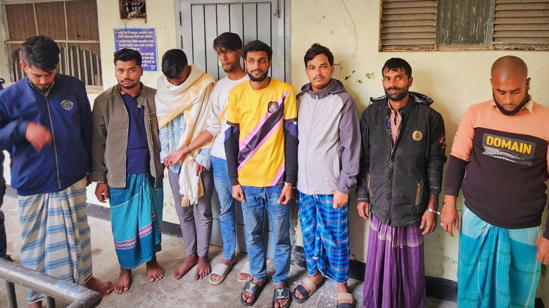 অভিযানে পুলিশের ওপর হামলা, ২ আসামি ছিনতাই; গ্রেপ্তার ১১