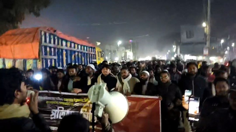 পঞ্চগড়ে ছাত্র-জনতার বিক্ষোভ, হাদী হত্যার বিচারের দাবিতে অবরো