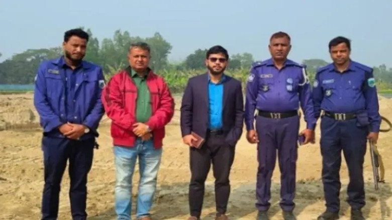 নওগাঁয় অবৈধভাবে আবাদি জমি খনন: ভ্রাম্যমাণ আদালতের ৩০ হাজার ট