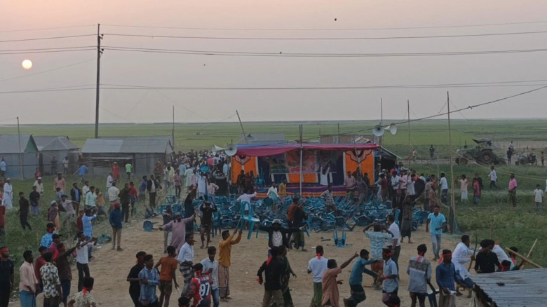 বিএনপির নির্বাচনী জনসভায় চেয়ার দখল নিয়ে সংঘর্ষ, আহত ২০