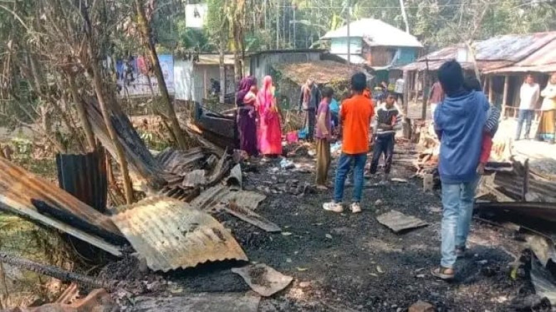 বাউফলে ভয়াবহ অগ্নিকাণ্ড: ১০ ব্যবসা প্রতিষ্ঠান পুড়ে ছাই, নিঃস