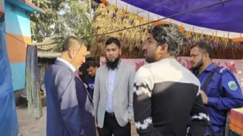 ভোলাহাটে নির্বাচনী আচরণবিধি লঙ্ঘন: সরকারি কর্মচারীকে ২০ হাজা