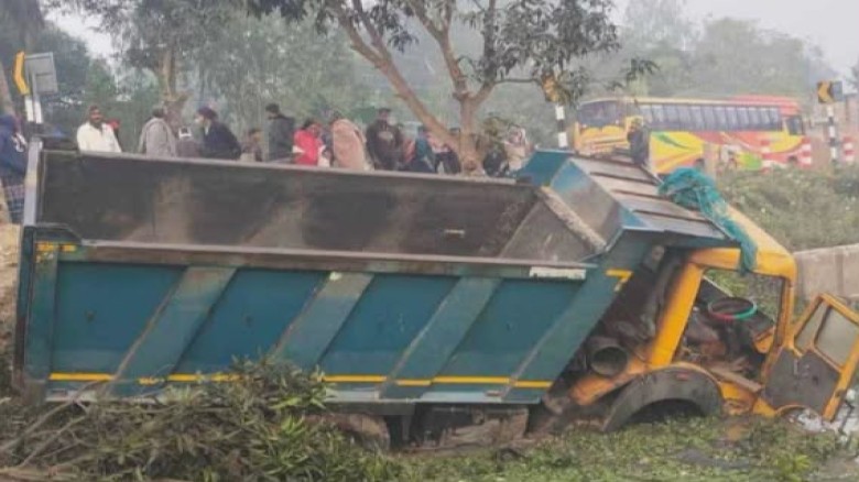 নওগাঁয় ডাম্প ট্রাকের চাপায় ঝরে গেল তরতাজা ৫ টি জীবন