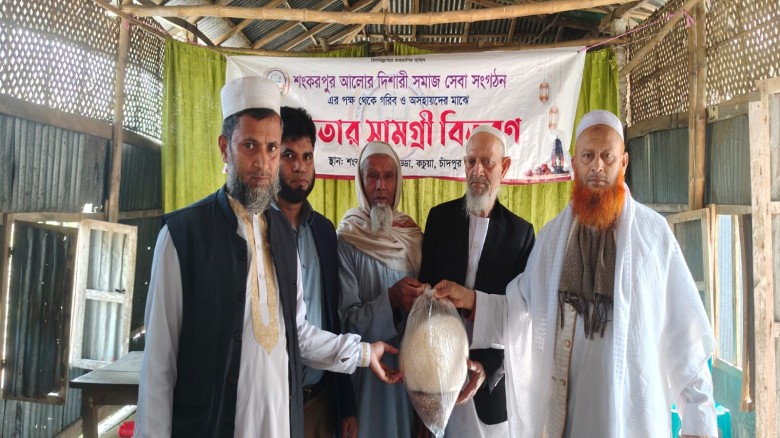 কচুয়ায় সামাজিক সংগঠন ‘আলোর দিশারি’র ইফতার সামগ্রী বিতরণ