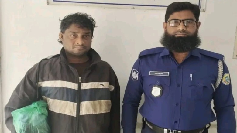 মির্জাগঞ্জে দোকানে ইয়াবা কেনাবেচা: নগদ টাকাসহ মাদক কারবারি গ