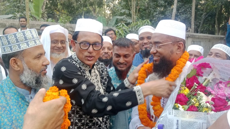 শিক্ষামন্ত্রী এহসানুল হক মিলনকে ফুলেল শুভেচ্ছা জানালেন জামায়