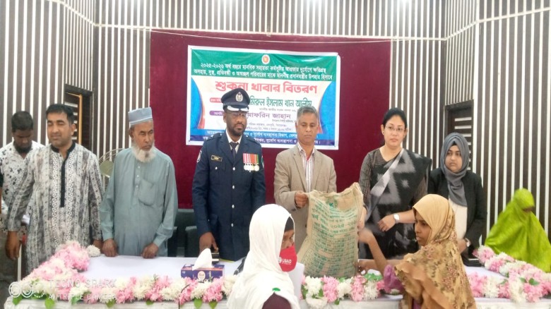 বেলকুচিতে অসহায় ও প্রতিবন্ধী পরিবারের মাঝে প্রধানমন্ত্রী তার