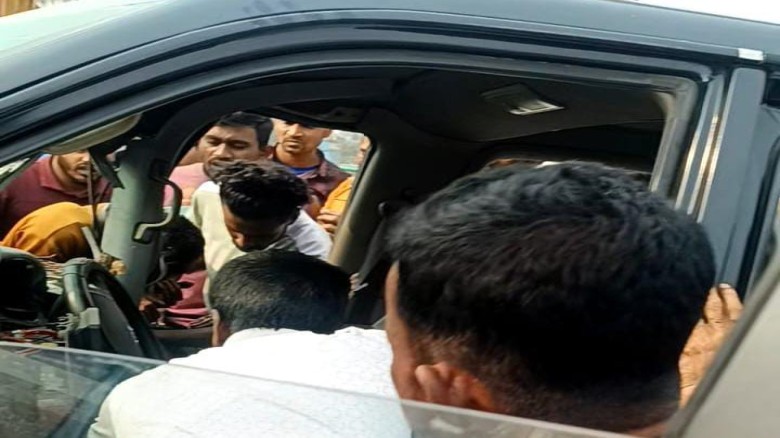 মাধবপুরে ট্রাক-মাইক্রোবাসের মুখোমুখি সংঘর্ষ: দুমড়ে-মুচড়ে গ