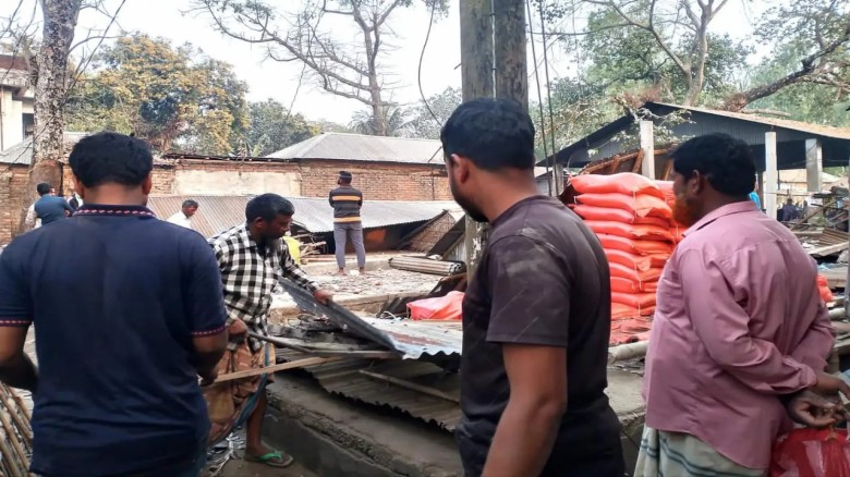 নীলফামারীর ভবানীগঞ্জ বাজারে অবৈধ ৪টি টিনশেড ঘর উচ্ছেদ