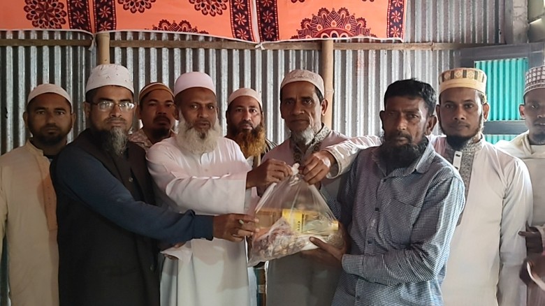 কচুয়ার বজুরিখলায় জামায়াতে ইসলামীর ইফতার সামগ্রী বিতরণ