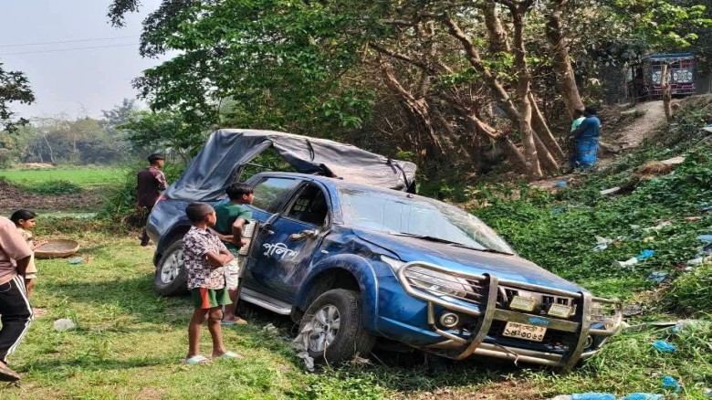 প্রতিমন্ত্রী জুনায়েদ সাকিকে স্বাগত জানাতে গিয়ে পুলিশভ্যান দু
