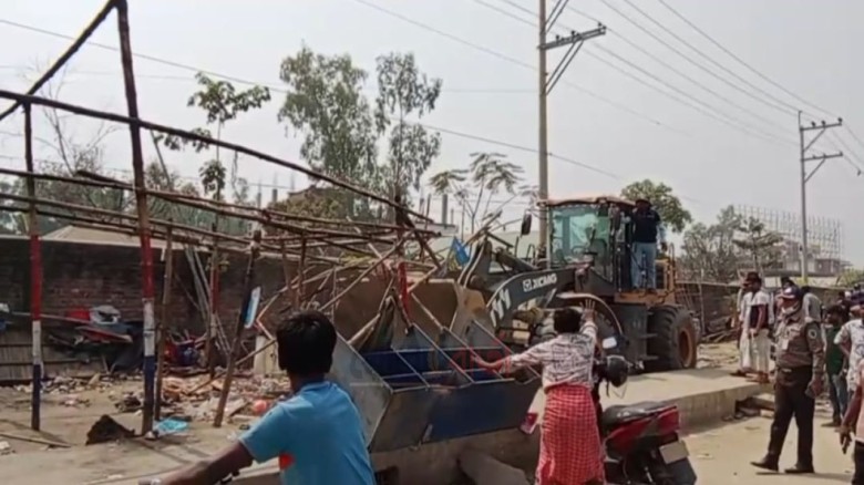 সিরাজগঞ্জের সলঙ্গায় মহাসড়কের পাশে অবৈধ দুই শতাধিক দোকান উচ্ছ