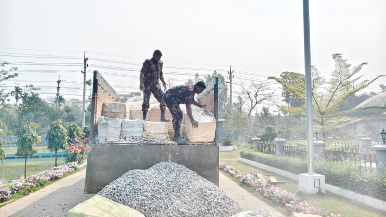 হবিগঞ্জে ৫৫ বিজিবির অভিযান: ট্রাকের পাথরের নিচ থেকে ২ কোটি ট