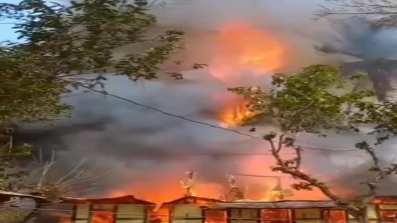 পটুয়াখালীতে মাদকের টাকার জন্য নিজের বসতঘরে আগুন: যুবক আটক