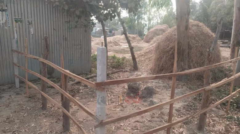 অন্যের বাড়ি নিজের দাবি করে বাড়ির মাঝ খাঁনে বেড়া