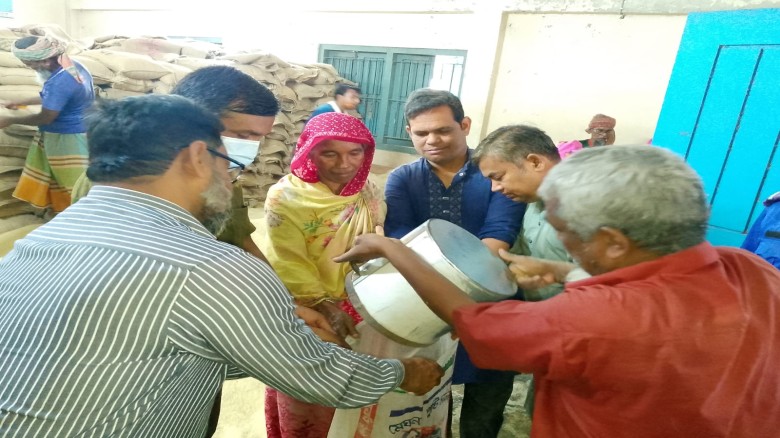 ঈদুল ফিতর উপলক্ষে হাটিকুমরুলে ভিজিএফের চাল বিতরণ
