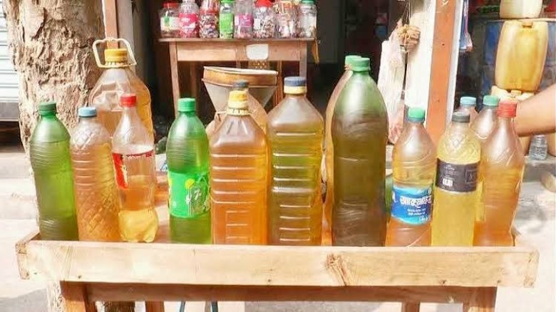 কুষ্টিয়ার ভেড়ামারায় চলছে তেলের সিন্ডিকেট