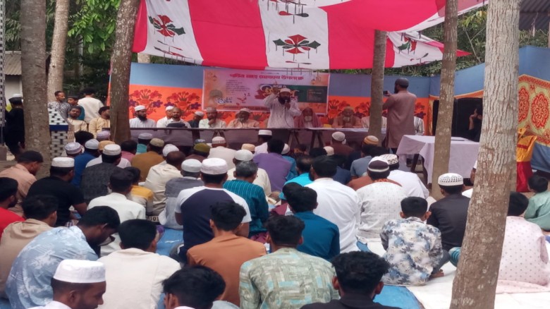 বসুন্দিয়ার মধ্যপাড়া কদমতলায় পুরুষ ও মহিলাদের নিয়ে বিশাল ইফতা