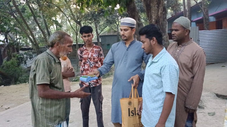 বেলকুচির কান্দাপাড়া গ্রামে নিজ অর্থায়নে অসহায়দের মাঝে ঈদ সাম