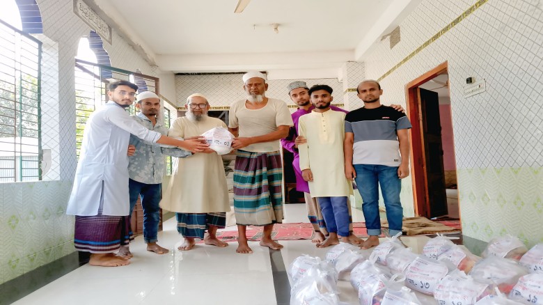 হিলফুল ফুজুল ফাউন্ডেশনের উদ্যোগে অসহায় পরিবারের মাঝে ঈদ উপহা