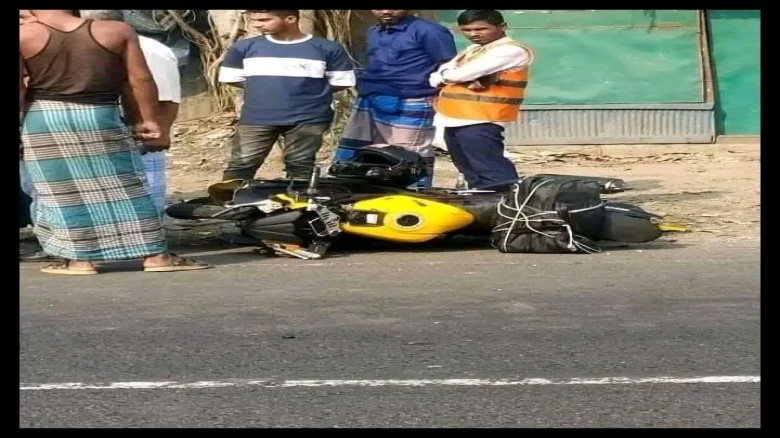 সীতাকুণ্ডে কাভার্ডভ্যান চাপায় মোটরসাইকেল আরোহী স্কুলছাত্র নি