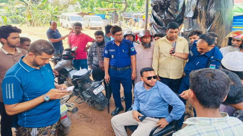 ভেড়ামারায় লাইসেন্স ও হেলমেটবিহীন মোটরসাইকেল চালানোর বিরুদ্ধে