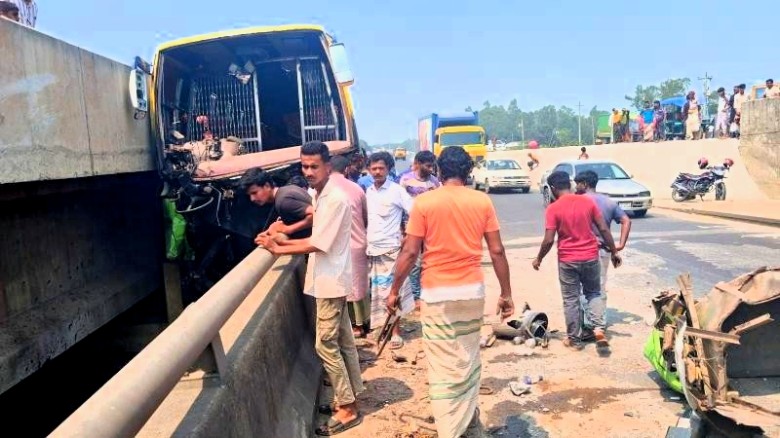 সিরাজগঞ্জে চাকা ফেটে নিয়ন্ত্রণ হারায় যাত্রীবাহী বাস, নিহত ৩