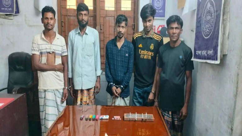 নওগাঁর-মান্দায়-মাদকবিরোধী-অভিযানে-গ্রেফতার-৫