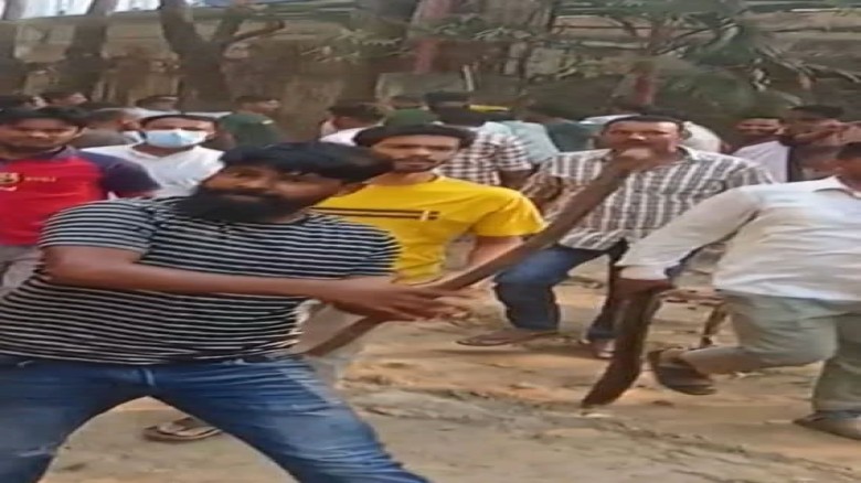 সীতাকুণ্ডে সাগর থেকে অবৈধ বালু উত্তোলন ঘিরে সংঘর্ষ, মহাসড়ক অ