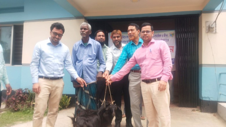 পাঁচবিবিতে ক্ষুদ্র নৃগোষ্ঠীর মাঝে ছাগল প্রদান