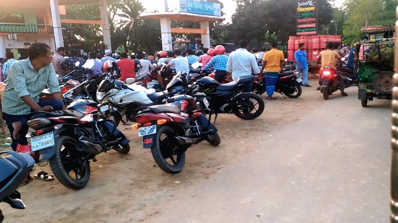 হালুয়াঘাটের বাইকাররা চরম বিপাকে ১৬ ঘন্টা অপেক্ষায় মিলেনি পেট