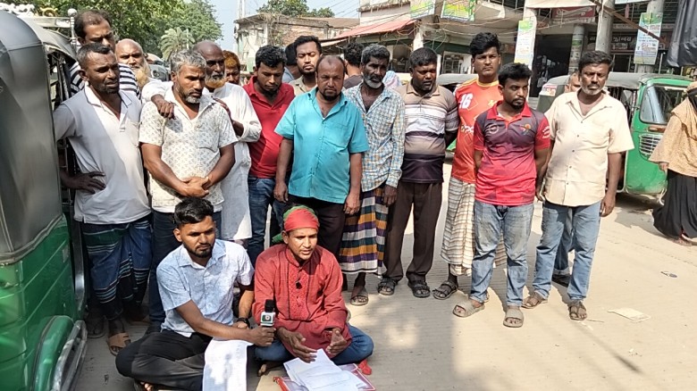 নাগরপুরে রাস্তায় বসে ধলেশ্বরী সেতুর টোল বন্ধের দাবিতে সংবাদ