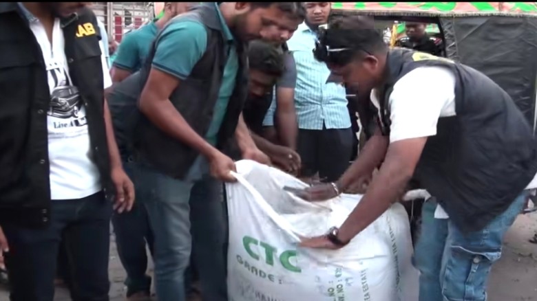 চাঁপাইনবাবগঞ্জে গাঁজা কুরিয়ারে  পাচারের সময় ২২ কেজি গাঁজাসহ 