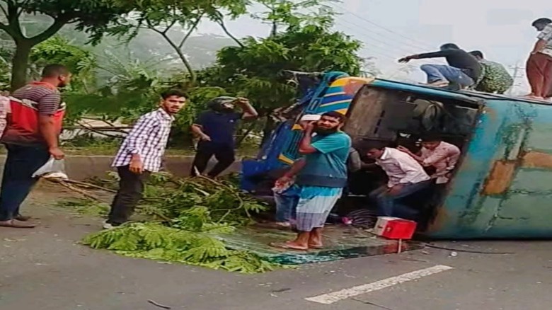 ঢাকা-ময়মনসিংহ রোডে ভয়াবহ সড়ক দুর্ঘটনা অনেকে আহত