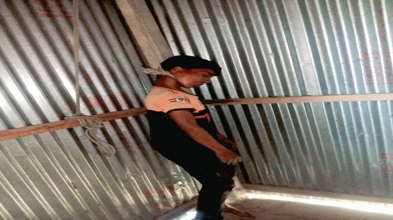 ফাঁস থেকে ঝুলন্ত অবস্থায় তৃতীয় শ্রেণির শিক্ষার্থীর মরদেহ উদ্