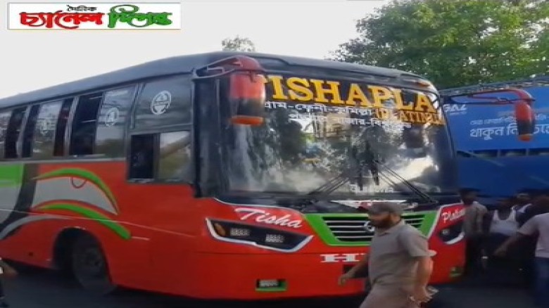 সীতাকুণ্ডে মহাসড়কে তেল সংকট ও যানজটে ভোগান্তি: রাস্তা পার হত