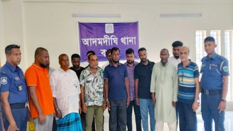 আদমদীঘিতে গভীর রাতে জুয়ার আসরে অভিযান: ৬ মাইক্রোবাসসহ ১৩ জুয়