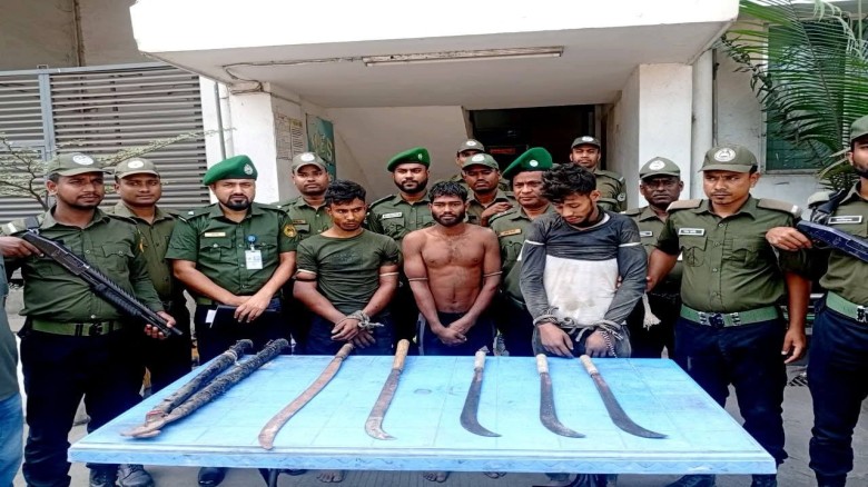 চট্টগ্রামের সীতাকুণ্ডে আনসারের সাহসী প্রতিরোধে আবুল খায়ের রো