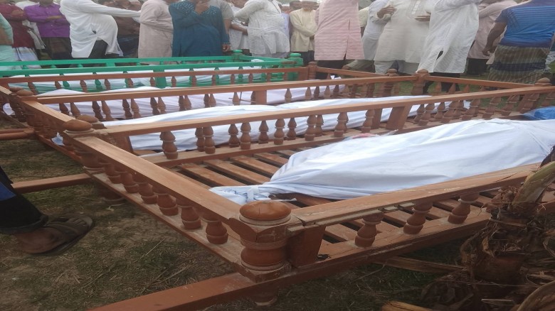 দাউদকান্দিতে ঘটে যাওয়া সড়ক দুর্ঘটনায় দিনাজপুরের সাতজন নিহত হয়।