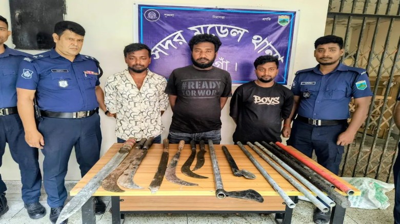 নওগাঁয় দেশীয় অস্ত্রসহ তিন সন্ত্রাসী গ্রেফতার...