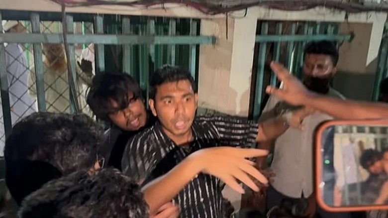 শাহবাগ থানার সামনে জুবায়ের ও মুসাদ্দিকের ওপর হামলা, ছাত্রশিবির-ছাত্রদল উত্তেজনা