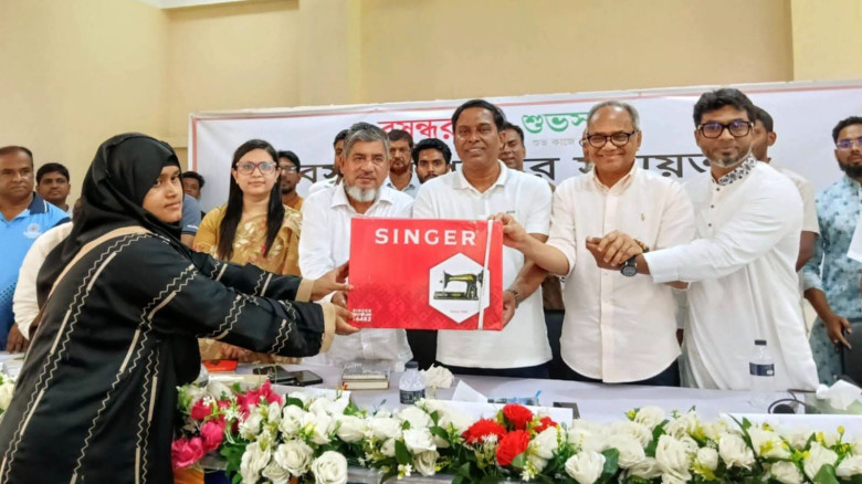 নরসিংদীর শিবপুরে বসুন্ধরা শুভ সংঘের সেলাই মেশিন বিতরণ
